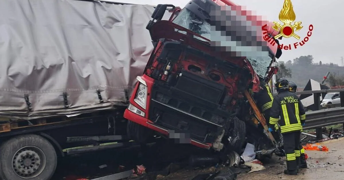 Tir sonda e invade faixa da A1 entre Firenze Sud e Incisa; trecho fechado em ambos os sentidos