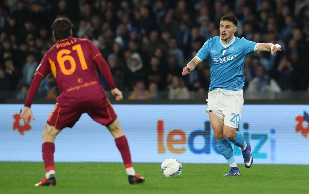 Napoli e Roma empatam em 2-2 no Maradona: Malen marca duas vezes, Spinazzola e Alisson salvam a Roma