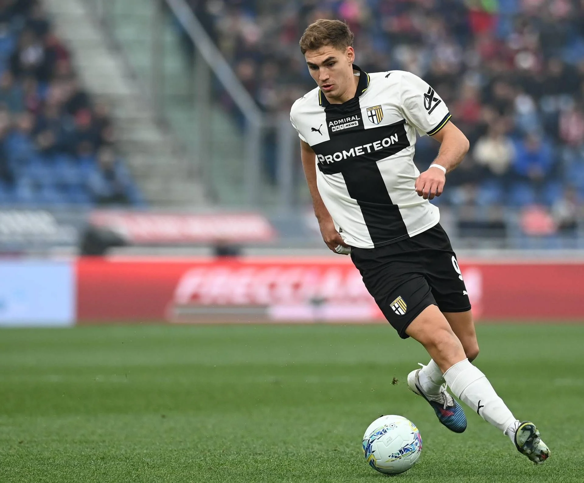 Pellegrino decide nos acréscimos: Parma vira sobre Verona e sobe para 12º na Série A