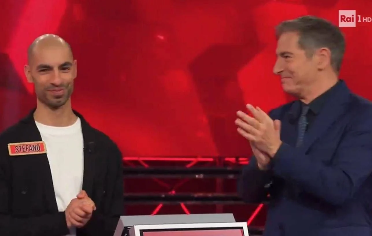 Pedido de casamento ao vivo em L'Eredità: Stefano surpreende ao perguntar 'Federica, mi vuoi sposare?'