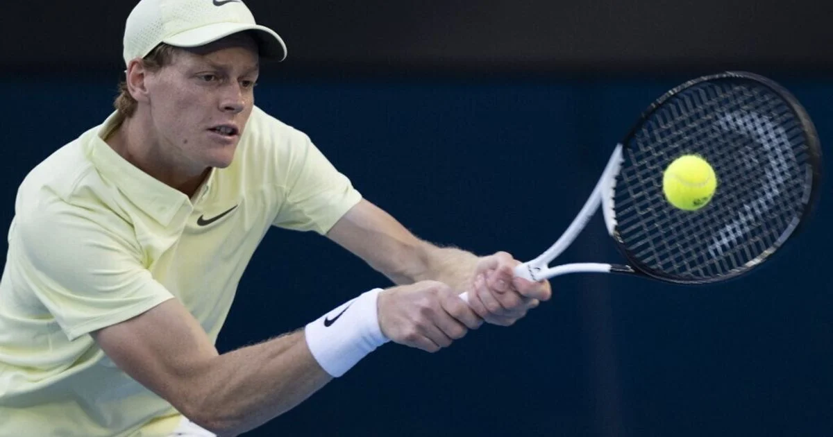 Sinner estreia bem em Doha e mantém viva a perseguição a Alcaraz pelo topo do ranking