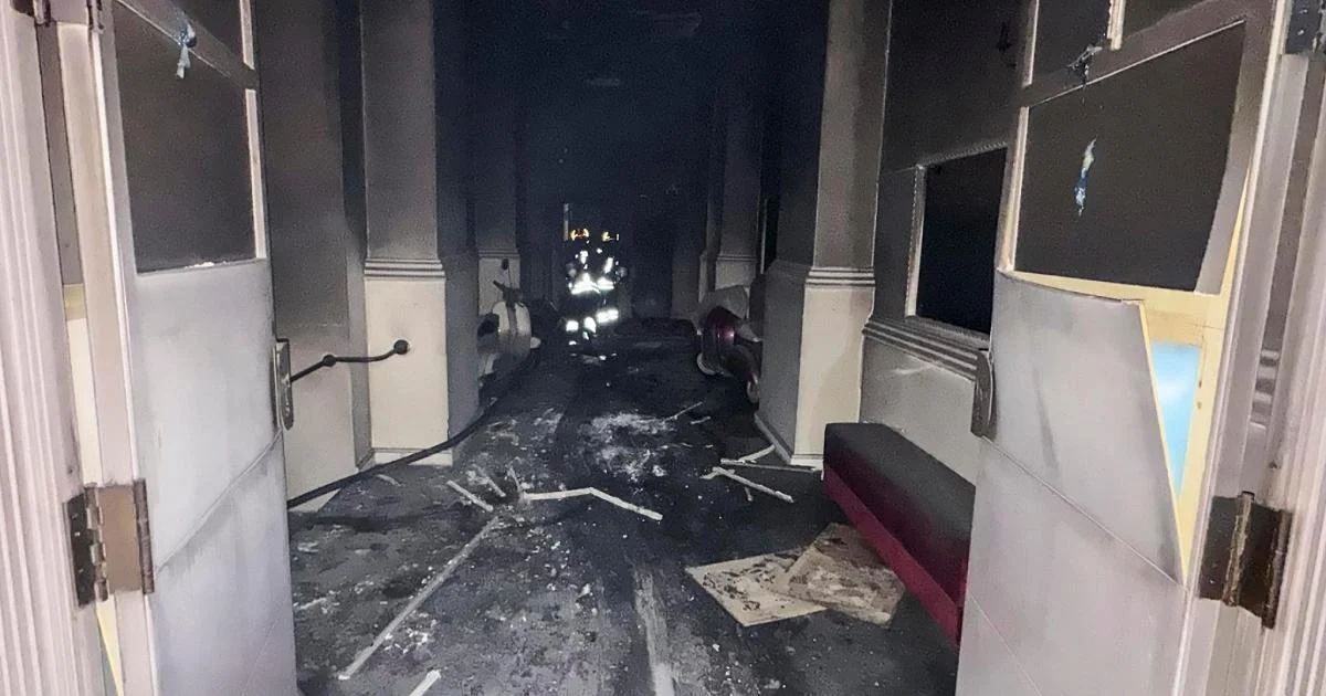 Incêndio atinge cúpula do Teatro Sannazaro em Nápoles; bombeiros trabalham desde o amanhecer