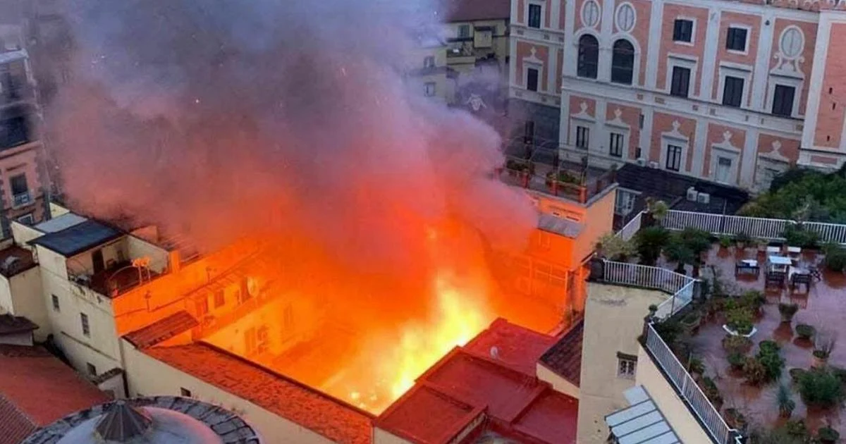 Incêndio destrói a cúpula do Teatro Sannazaro em Chiaia, bombeiros trabalham na noite
