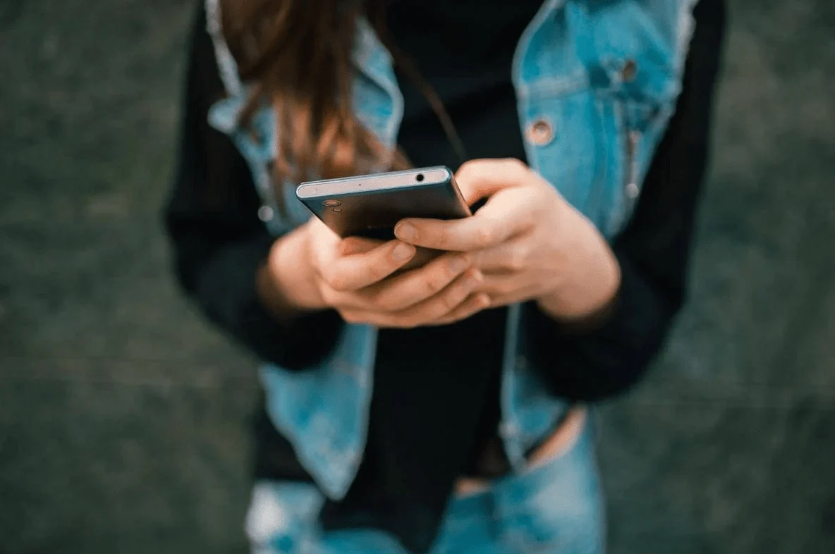 Mais online, mais só: o paradoxo dos jovens nas redes sociais