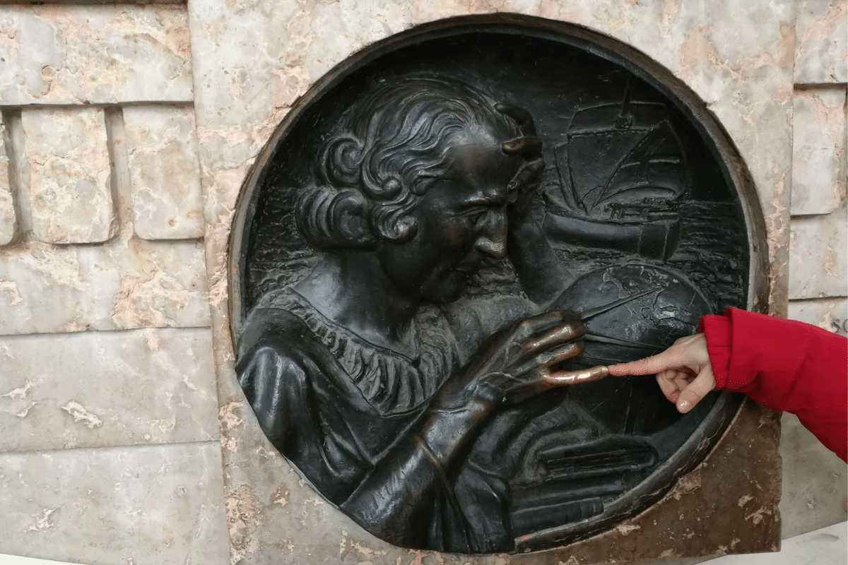 Portafortuna: O "Dito de Colombo" na Piazza Castello de Turim