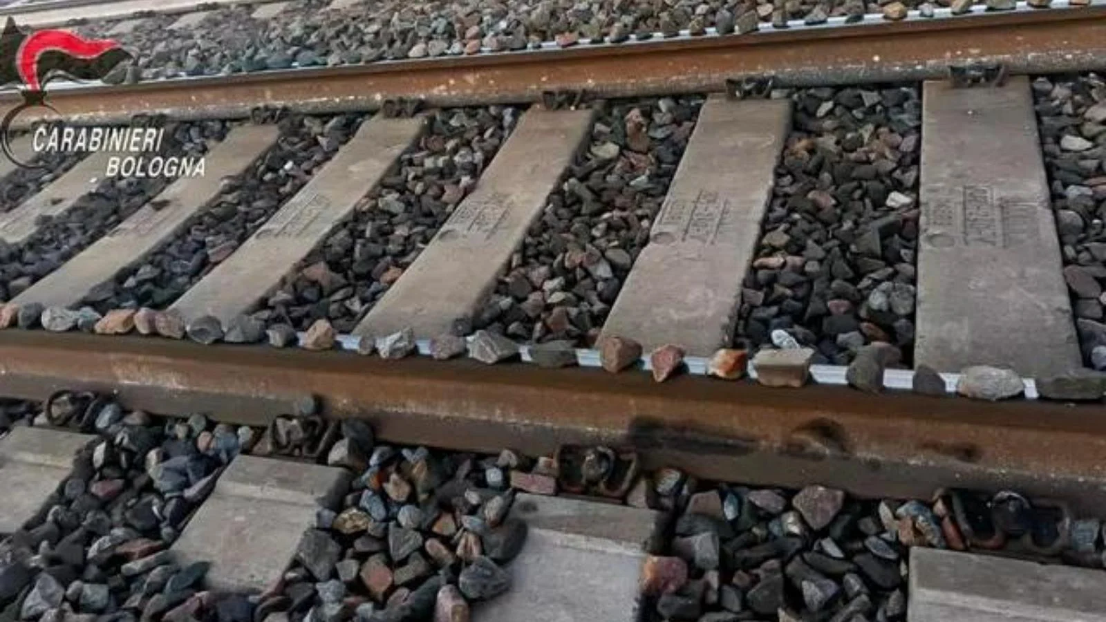 Jovem acusado de colocar pedras nos trilhos é preso em Castel San Pietro (Bologna)