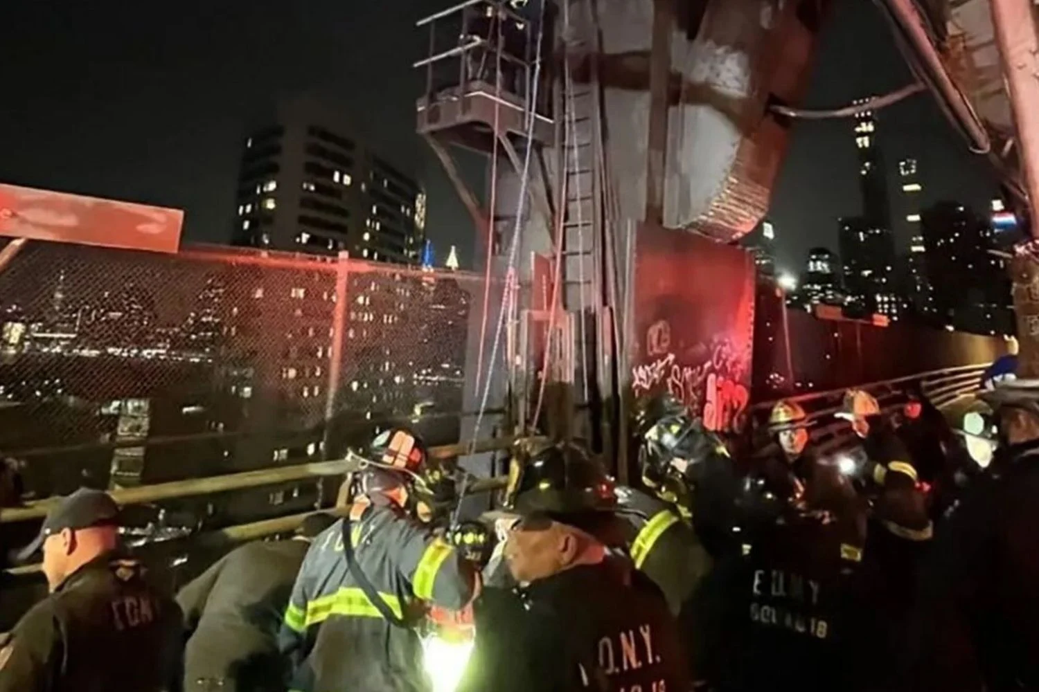 Adolescente de 16 anos resgatado após ficar preso em poço na Queensboro Bridge ao filmar desafio no TikTok