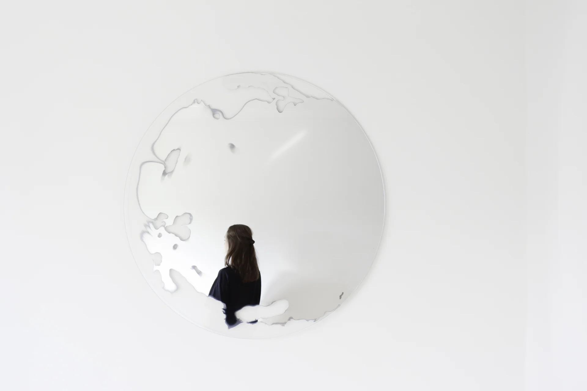 «I'll be your mirror», Bonnet, Botticelli, Cenedella, Lacoste, Studio Speculo e Vallée alla Swing Design Gallery — napoli.corriere.it