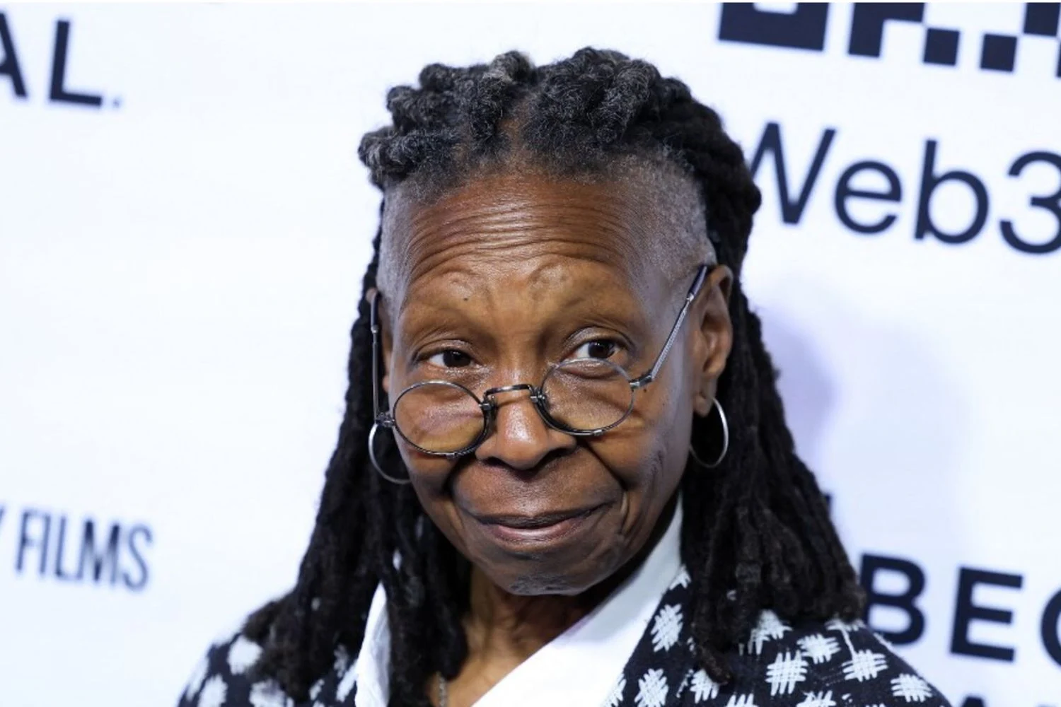 Whoopi Goldberg confirma seu nome nos arquivos de Jeffrey Epstein após pedido de avião para evento em Mônaco