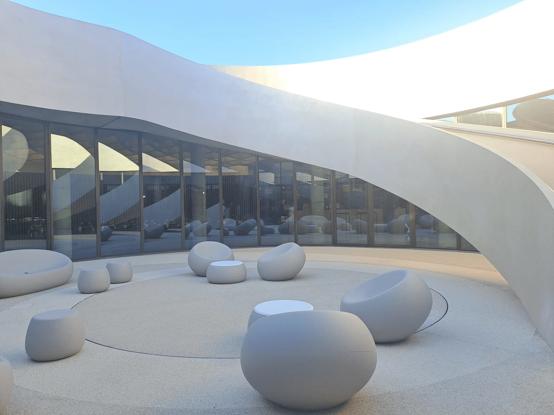 Quando a arte sai do museu e vira estratégia corporativa: o novo mapa das empresas que investem em cultura