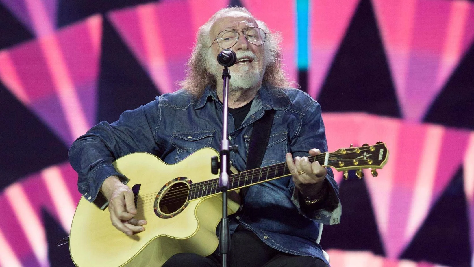 Piero Cassano em Sanremo: “Vivemos em um coma musical” — o discurso de quem escreveu a história da música italiana