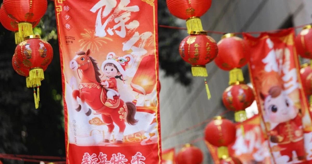 Ano Novo Lunar 2026: Começa o Ano do Cavalo de Fogo entre migrações, robôs e símbolos inesperados