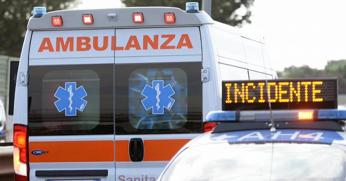 Acidente fatal no Grande Raccordo Anulare: colisão entre carro e moto em Roma Sul