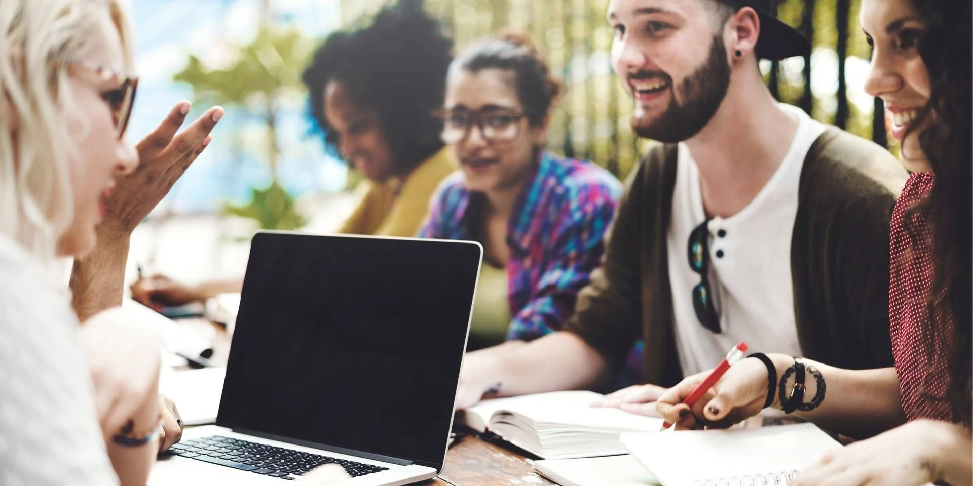 Emprego cresce entre os jovens, mas a qualidade estaciona: 1 em 3 é precário