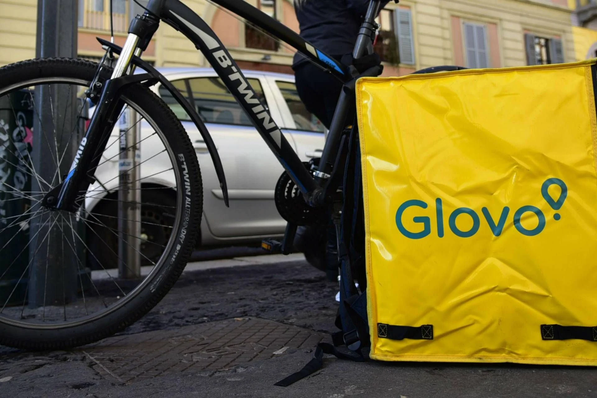 Glovo: juiz de Milão confirma comissariamento da Foodinho e ordena regularização de 40 mil riders