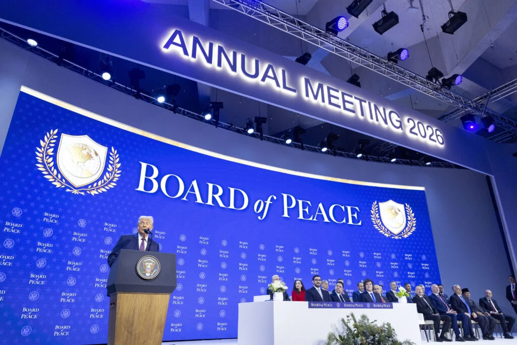 Board of Peace de Trump reúne aliados e levanta tensão: Por que a presença da Comissão Europeia incomoda