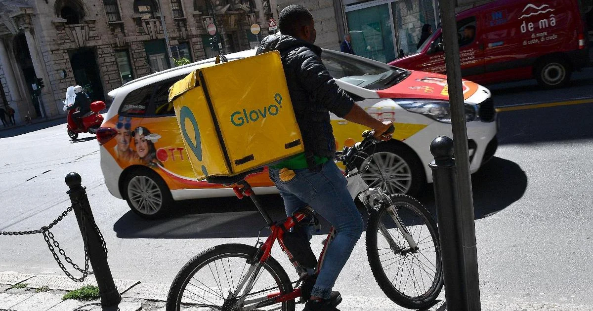 Caporalato na Glovo: juiz de Milão valida comissariamento e exige algoritmo conforme a Constituição