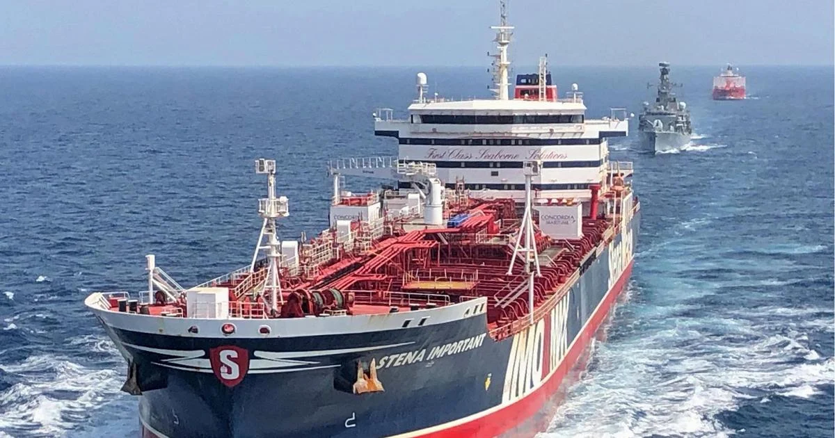 Petróleo atinge máxima de seis meses com escalada entre EUA e Irã; risco no Estreito de Hormuz pressiona mercado