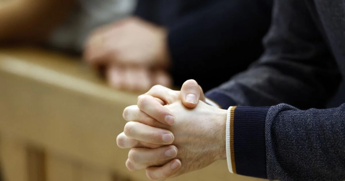 Estudo em JAMA Psychiatry: espiritualidade ligada a 13% menos risco de abuso de substâncias