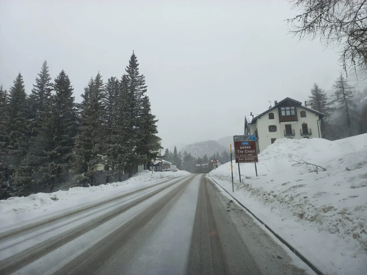Maltempo, fitta nevicata su Cortina: disagi alla circolazione nella zona delle Olimpiadi e rallentamenti sui passi dolomitici — corrieredelveneto.corriere.it
