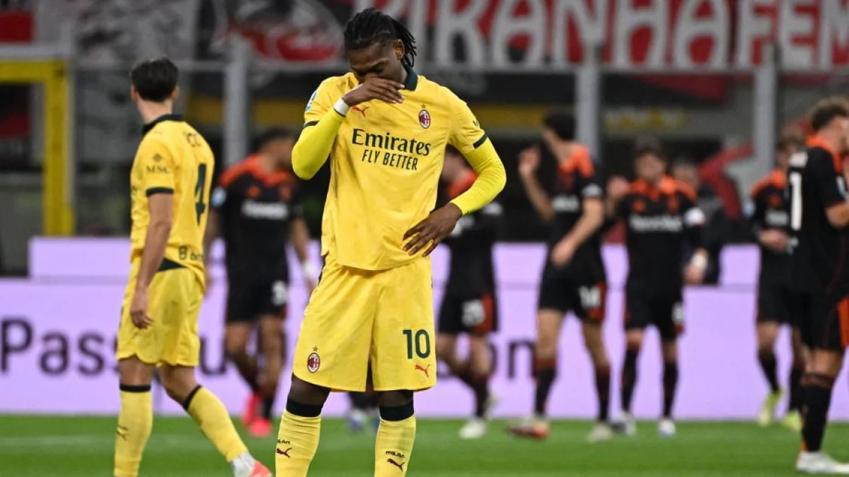 Milan empata com Como: erro de Maignan, Leão iguala e Allegri é expulso