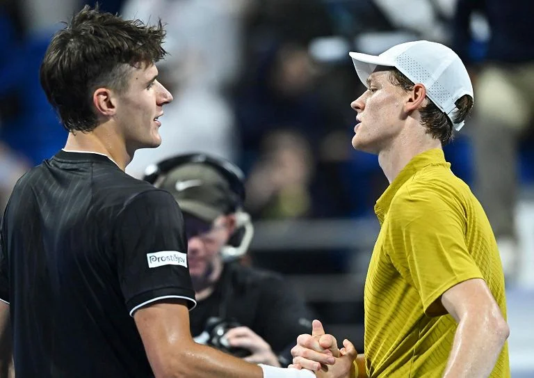 Allarme Sinner dopo Doha, ma lui si dice sereno "Ne uscirò col lavoro" — rainews.it