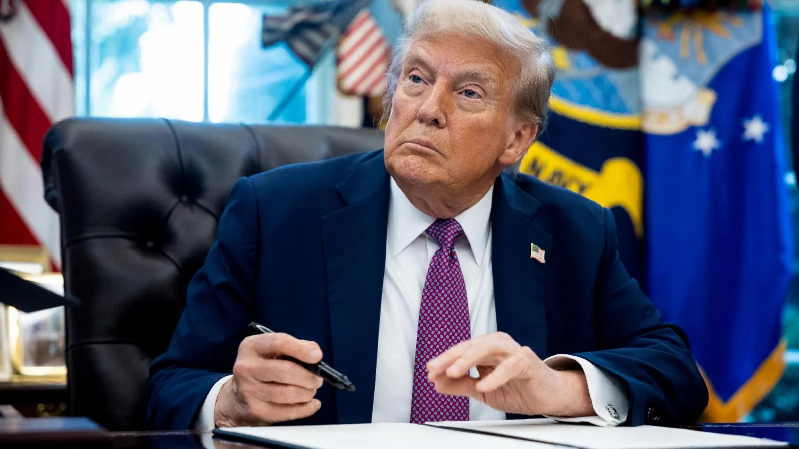 Trump assina tarifas globais de 10% para todos os países e desafia a Corte Suprema