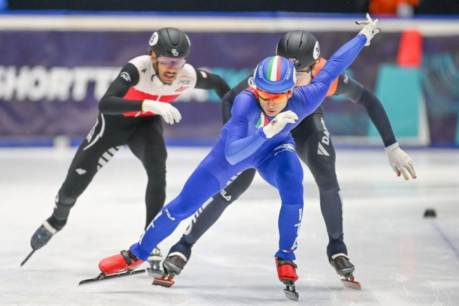 Milano Cortina 2026: Itália conquista bronze na staffetta 5000 m de short track; Fontana fica fora do pódio