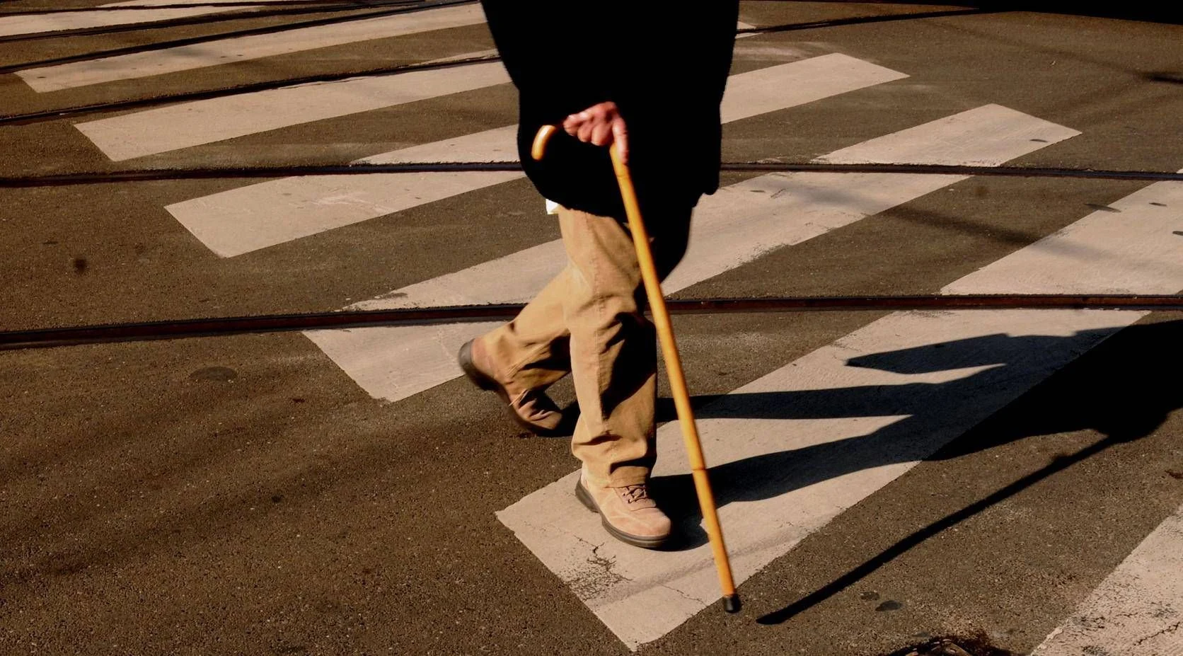 Sapato inteligente com sola hi‑tech promete reduzir quedas em idosos, diz estudo