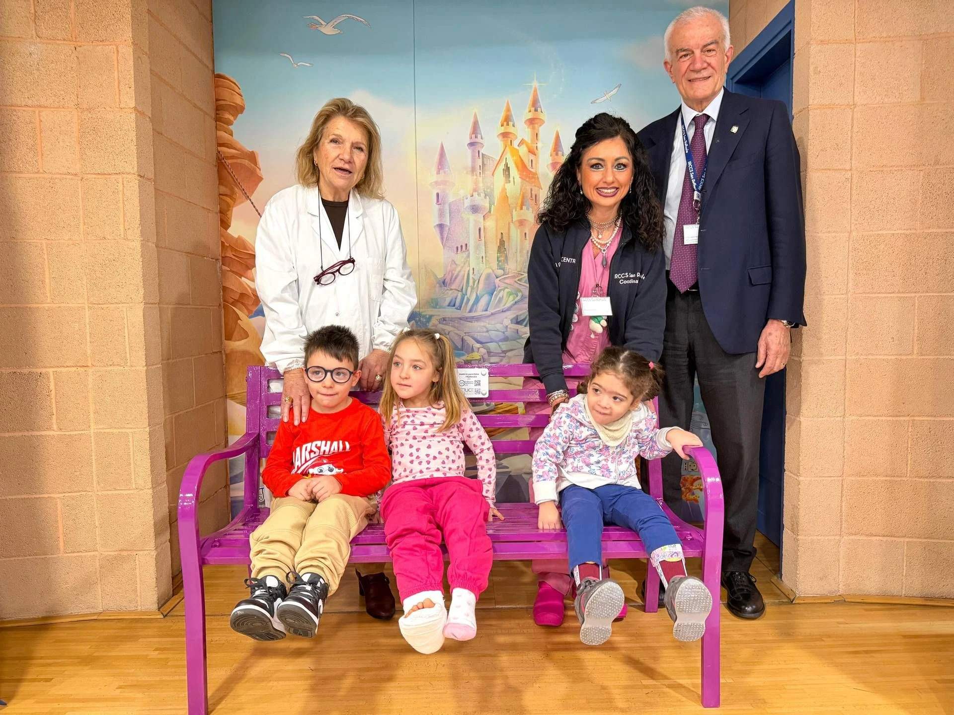 Irccs San Raffaele de Roma instala 'Panchina Viola' para visibilizar a epilepsia