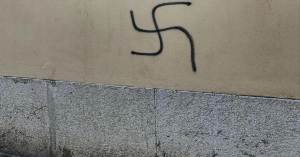 Svástica no pátio de Testaccio: símbolo do filme de Paola Cortellesi alvo de vandalismo em Roma