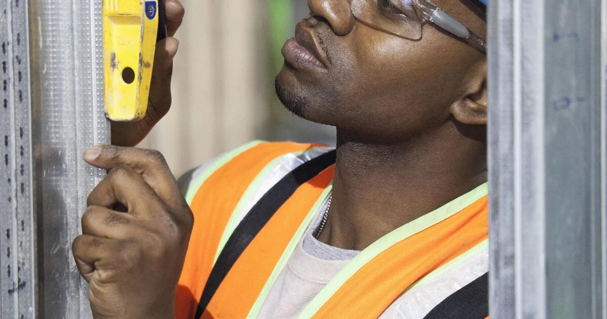 Em 2025, 1 em cada 4 novos contratados na Itália é estrangeiro: impacto no mercado e na economia