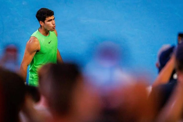 Alcaraz arrasa em Doha e amplia vantagem no ranking: quanto Jannik Sinner precisa recuperar