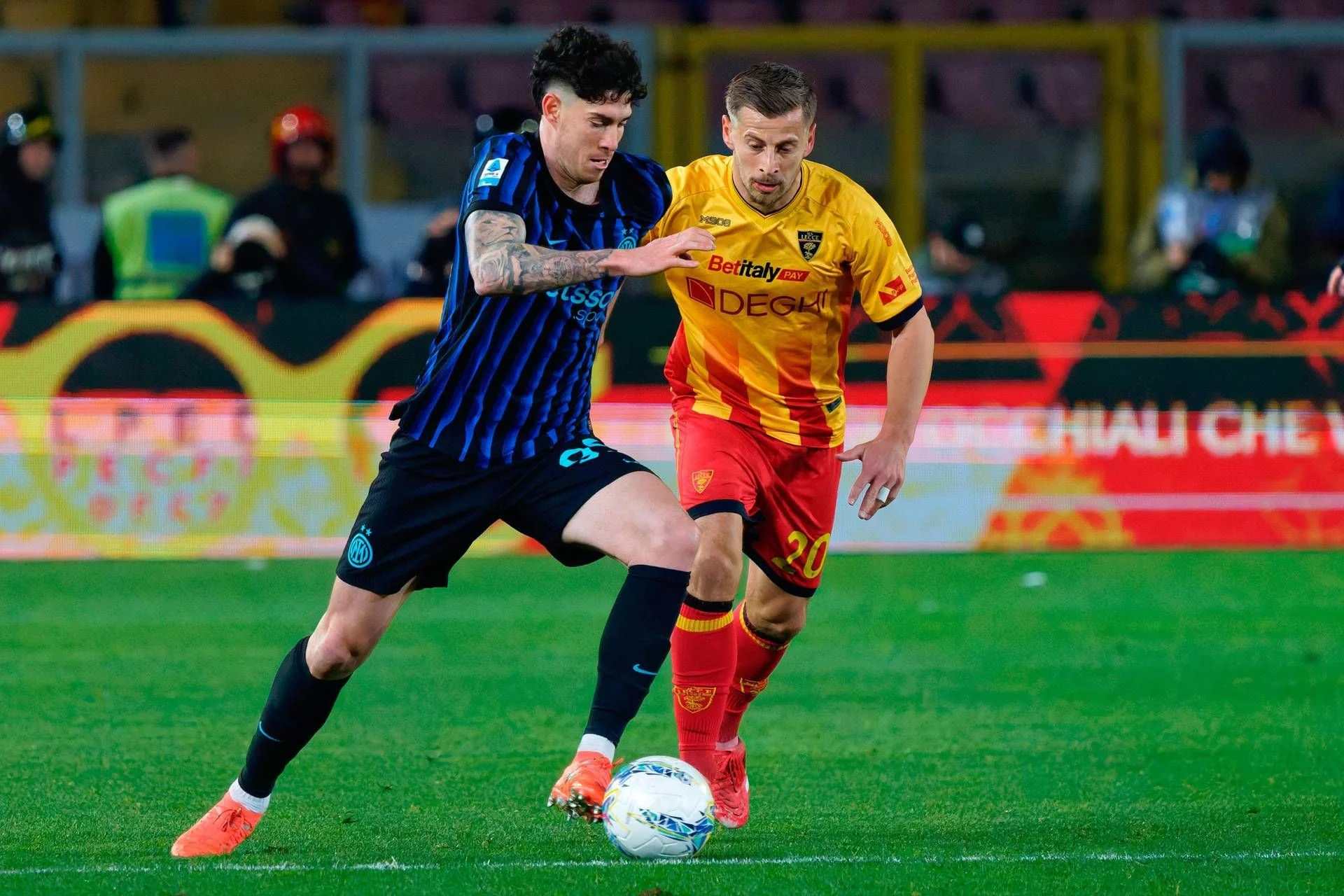 Bastoni vaiado em Lecce após episódio com Kalulu: o peso dos fischi no Via del Mare