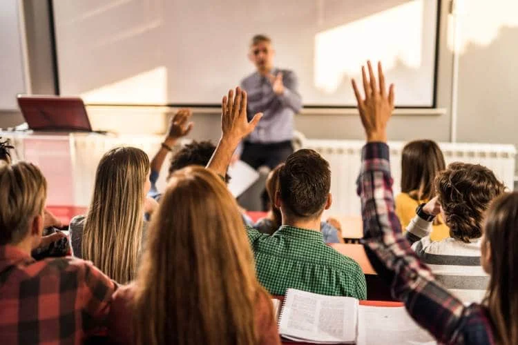 Carreira em Educação: Concursos e Requisitos para Professores na Itália