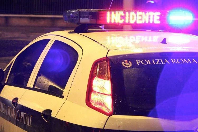 Incidente fatal na via Prenestina: mulher morre após colisão entre carro e veículo da Ama em Roma