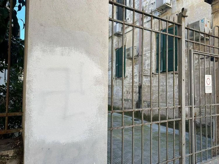 Svástica no pátio de filmagem em Testaccio: moradores convocam presidio antifascista em via Bodoni