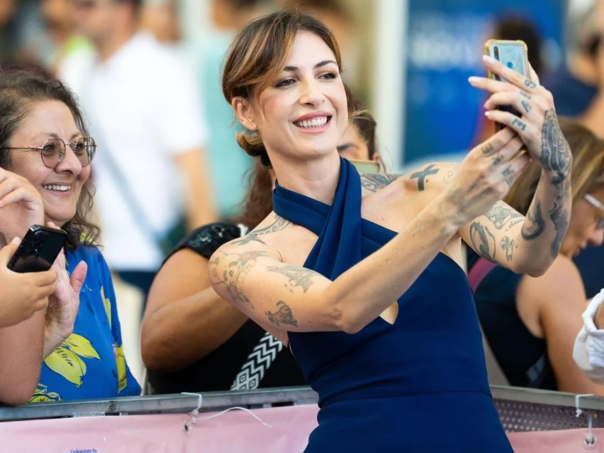 Ema Stokholma relata infância marcada por violência materna e reconstrução: «Dividi os ganhos do livro com meu irmão»