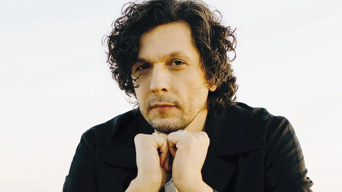 Ermal Meta: «Não lembro o rosto do meu pai. Sou demasiado albanês na Itália e demasiado italiano na Albânia»