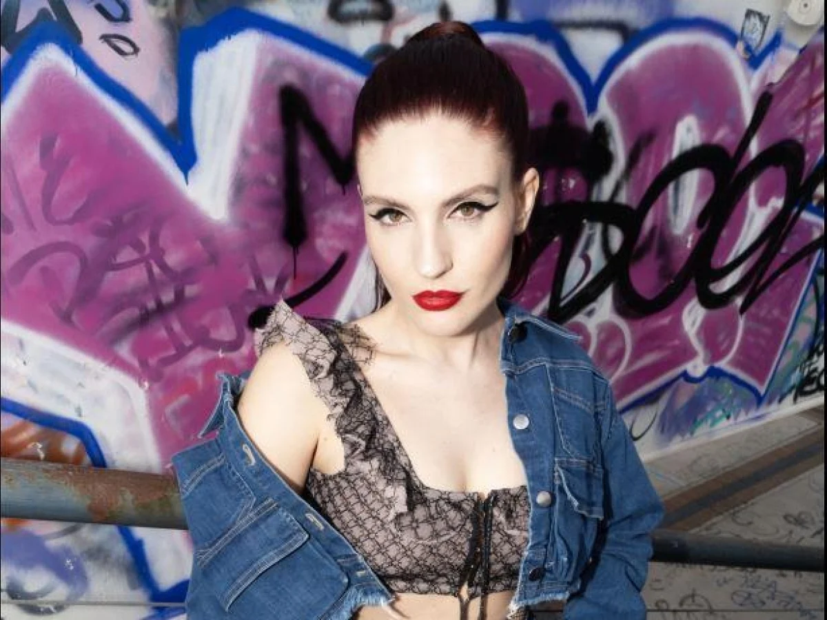 Ditonellapiaga: entre ironia, desejo e crítica — o corpo como palco no novo álbum Flash