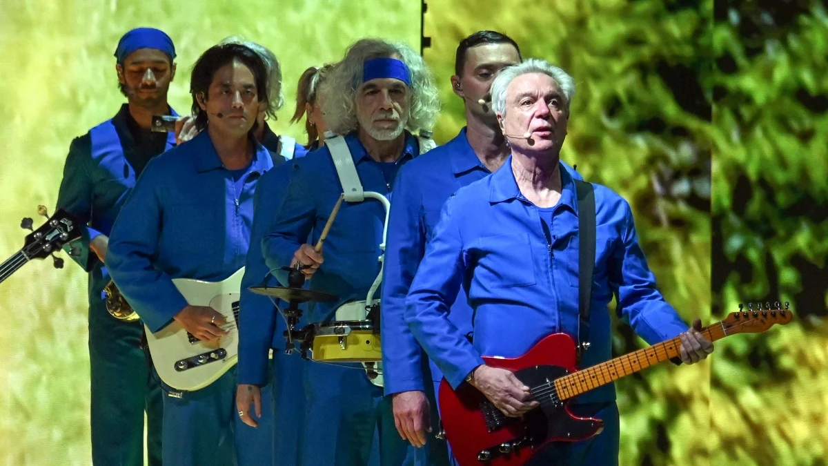 David Byrne Encanta Milão: Perfume de Resistência, Ritmos Sul‑americanos e Performance Em Sincronia