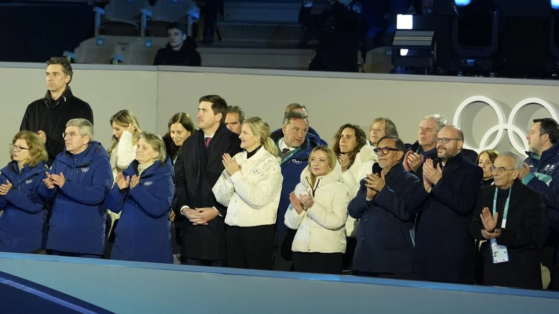 Milano Cortina entrega a bandeira olímpica às French Alps 2030 em cerimônia na Arena di Verona