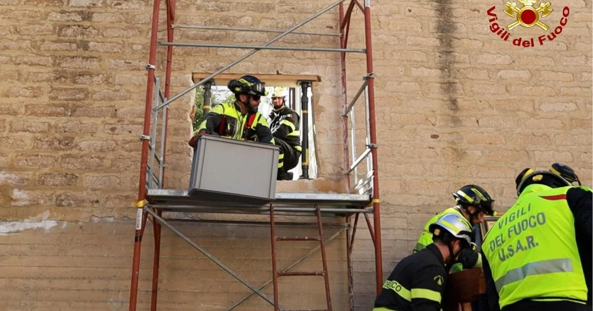 Caltanissetta: Bombeiros resgatam 350 livros da coleção de Angelo Marsiano em Niscemi