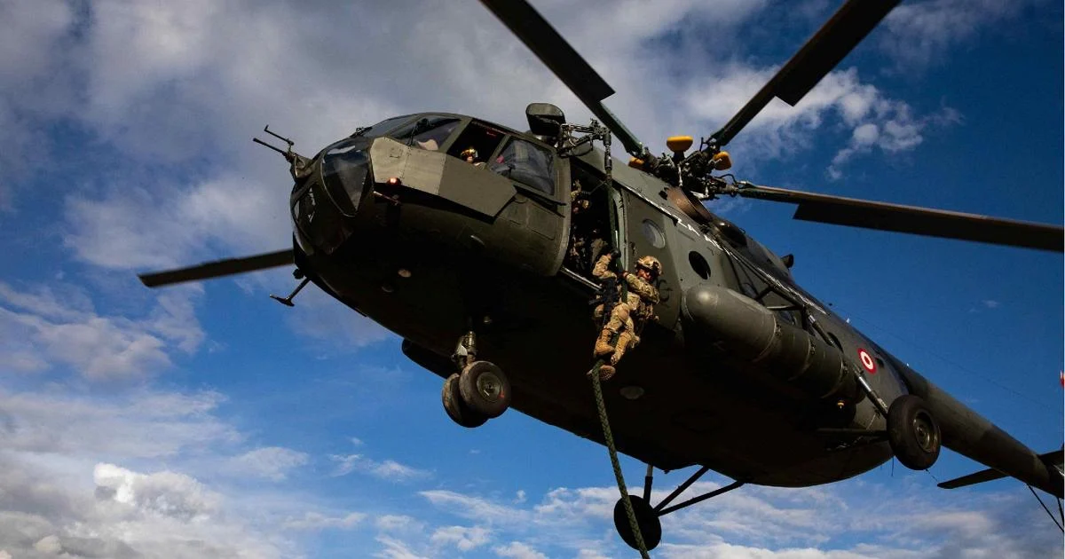 Queda de helicóptero militar no Peru: 15 mortos, entre eles sete crianças, em missão de resgate em Arequipa