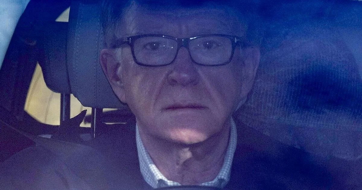 Peter Mandelson preso por ligações a Jeffrey Epstein sacode o Labour