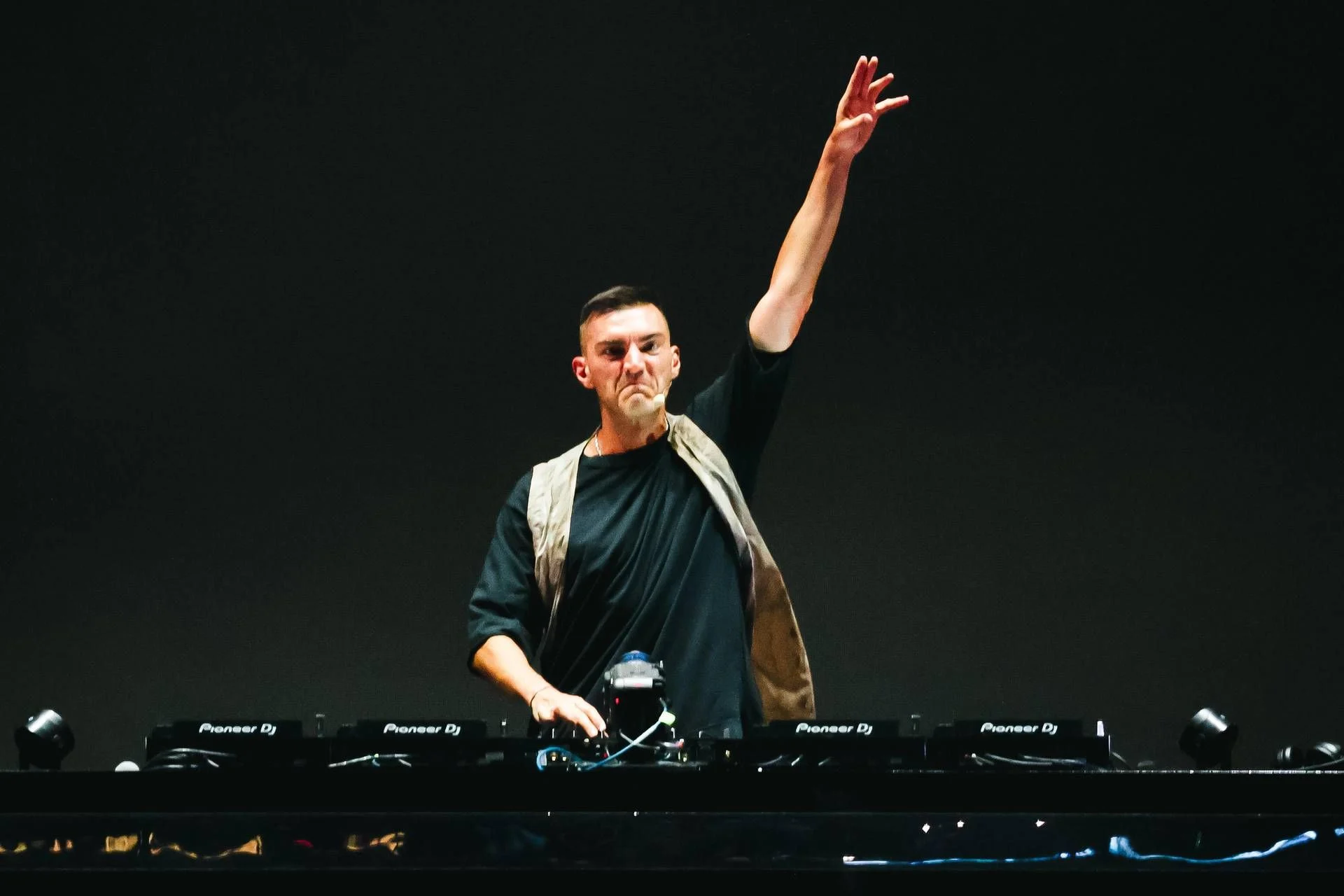 Gabry Ponte transforma homenagem aos voluntários em espetáculo na cerimônia de encerramento de Milano Cortina 2026