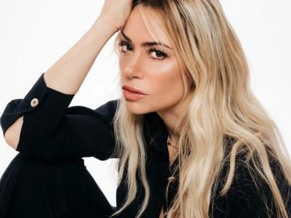 Martina Stella vence inseguranças e volta ao palco em Cantando sotto la pioggia; revela seus 'Casi umani' no vodcast