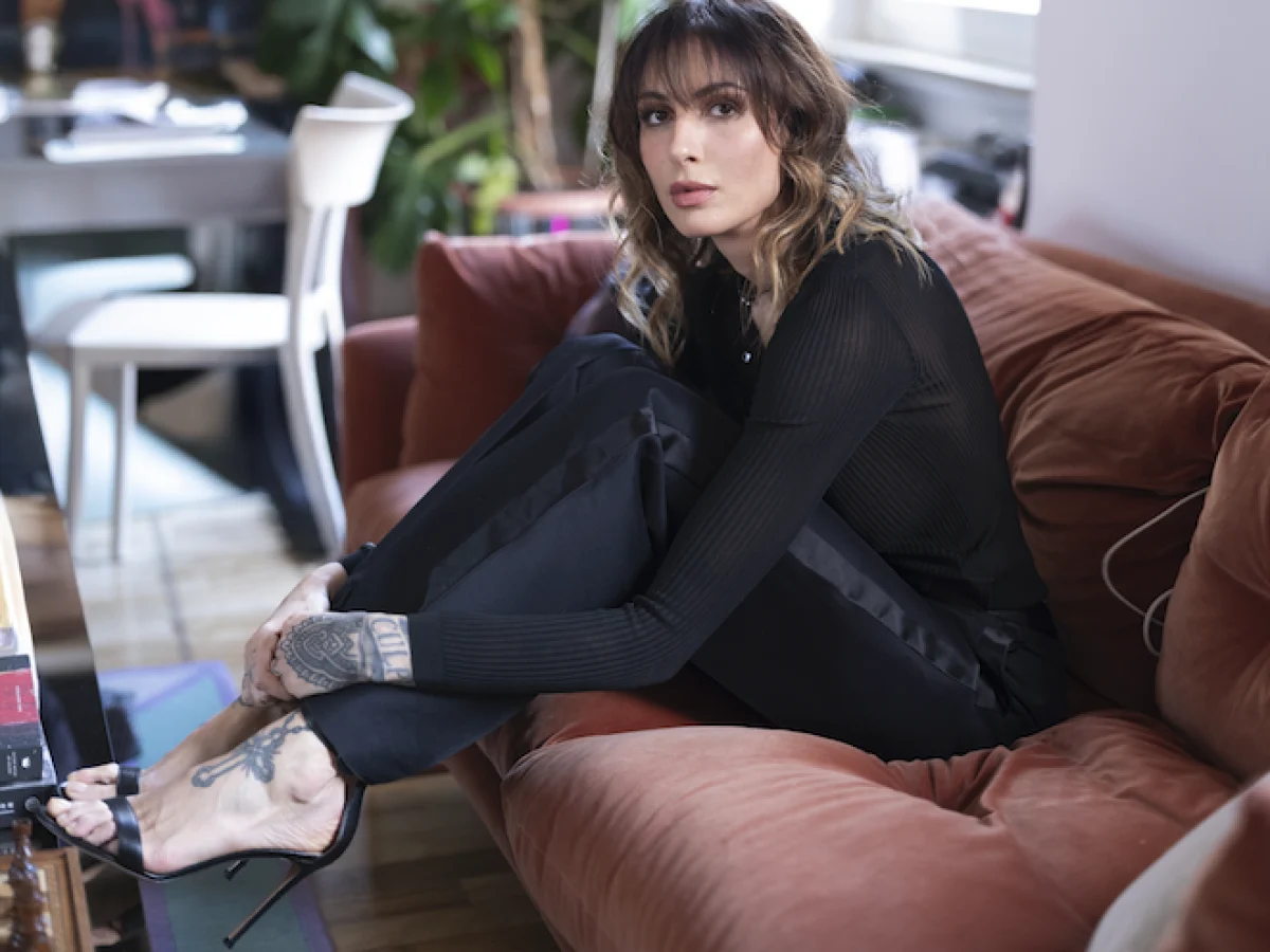 Ema Stokholma: a música como antídoto à violência e a noia que a empurra para a pintura