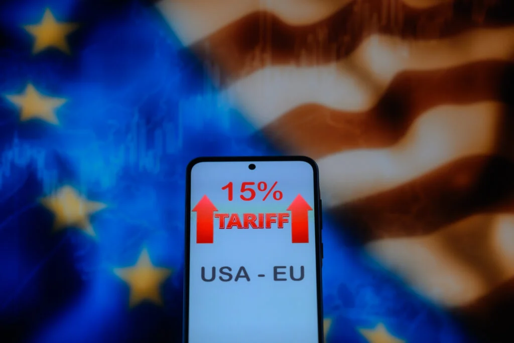 UE negocia garantias sobre os dazi EUA enquanto Parlamento adia a implementação do acordo de julho