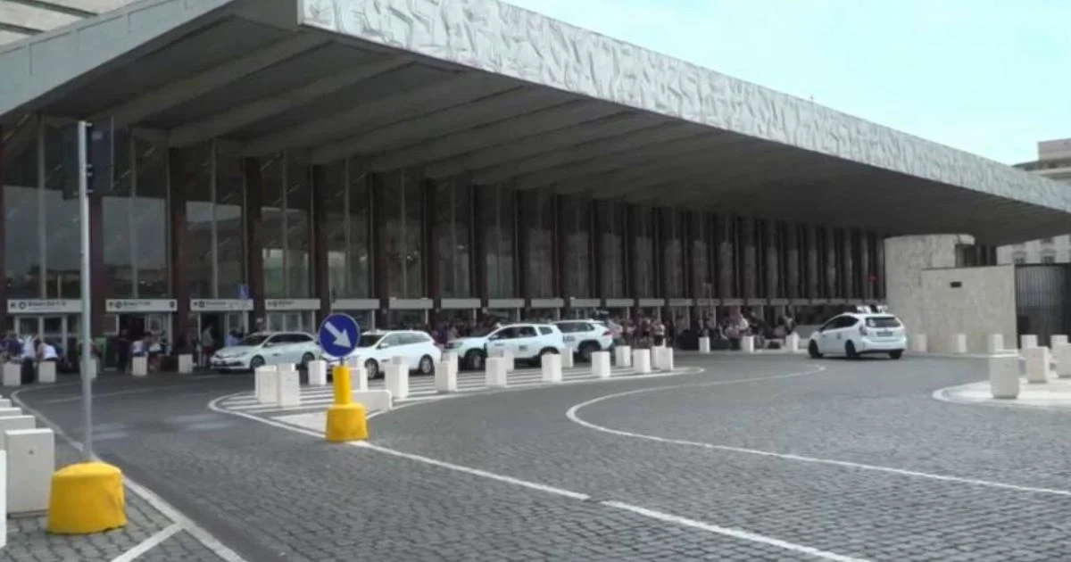 Operação em Roma Termini: 44 investigados por furtos no ponto de venda Coin, entre eles 21 policiais